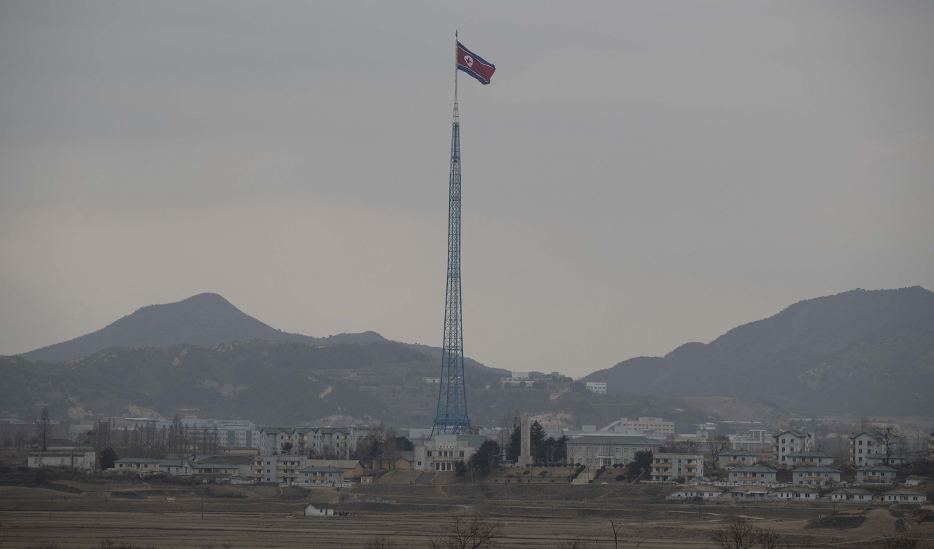 En nordkoreansk flagga vajar i orten Gijungdong Nordkorea, nära gränsen till Sydkorea. Arkivbild. Foto: Jeon Heon-Kyun/AP/TT