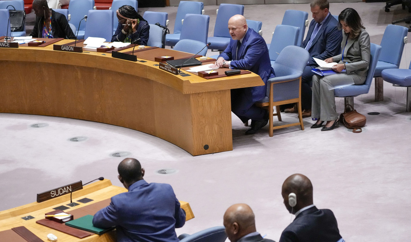 Sudans FN-ambassadör lyssnar när ICC:s chefsåklagare Karim Khan vid ett möte i FN:s säkerhetsråd på torsdagen informerar om att en ny utredning om krigsbrott i Sudan har inletts. Foto: Mary Altaffer/AP/TT