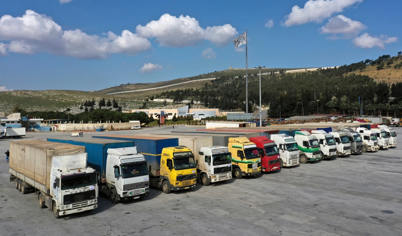 Lastbilar med FN-sändningar till Syrien väntar vid gränsövergången Bab al-Hawa. Arkivbild Foto: Ghaith Alsayed/AP/TT