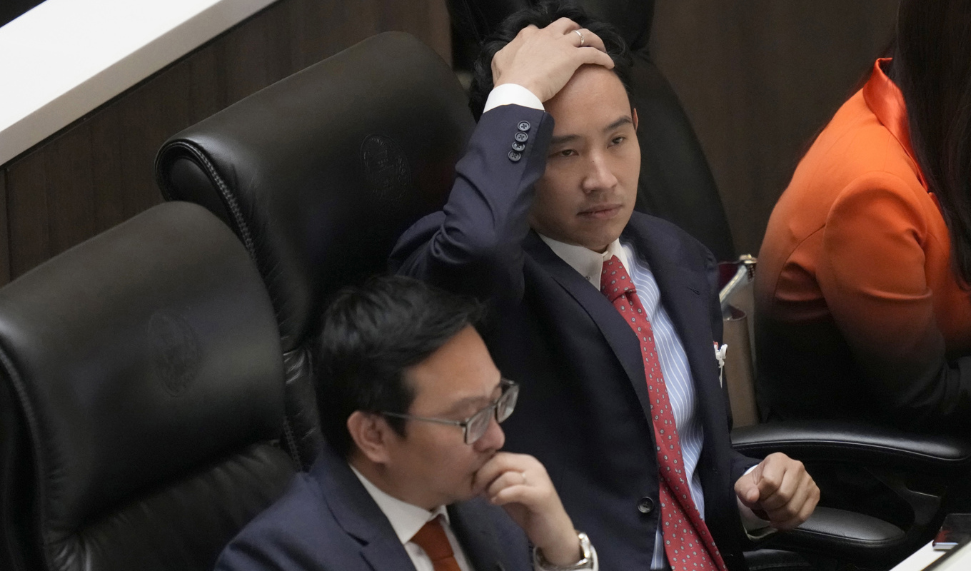 Pita Limjaroenrat och hans demokratiskt inriktade koalition besegrade de militärstödda partierna med stor marginal i valet i maj, men stöter på hinder på vägen mot makten. Här sitter han till höger i bild under torsdagens votering. Foto: Sakchai Lalit/AP/TT