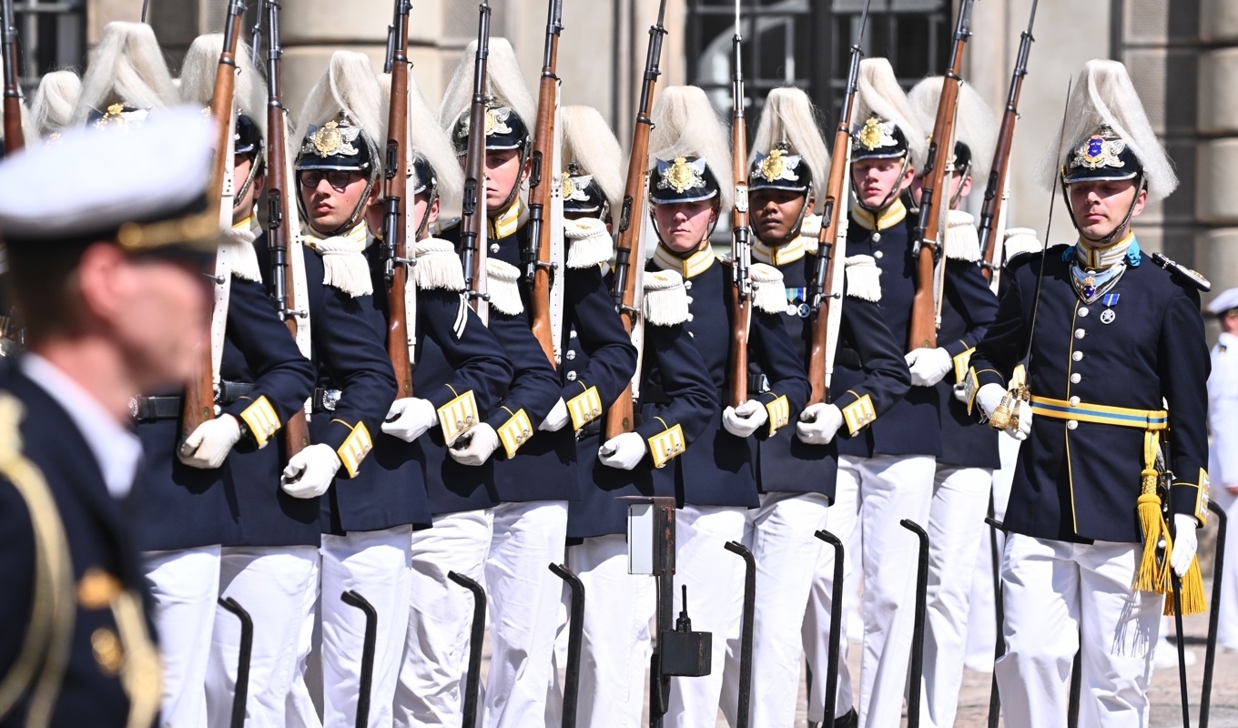 Bild från midsommardagen i år vid högtidlighållandet av Högvakten 500 år på Yttre borggården på Stockholms slott. Foto: Claudio Bresciani/TT
