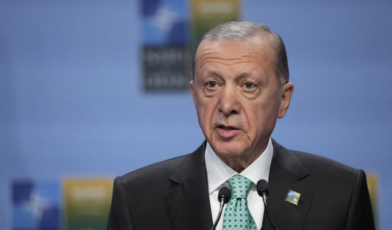 Turkiets president Recep Tayyip Erdogan säger till reportrar att Ukraina får fortsätta att exportera spannmål. Arkivbild. Foto: Pavel Golovkin/AP