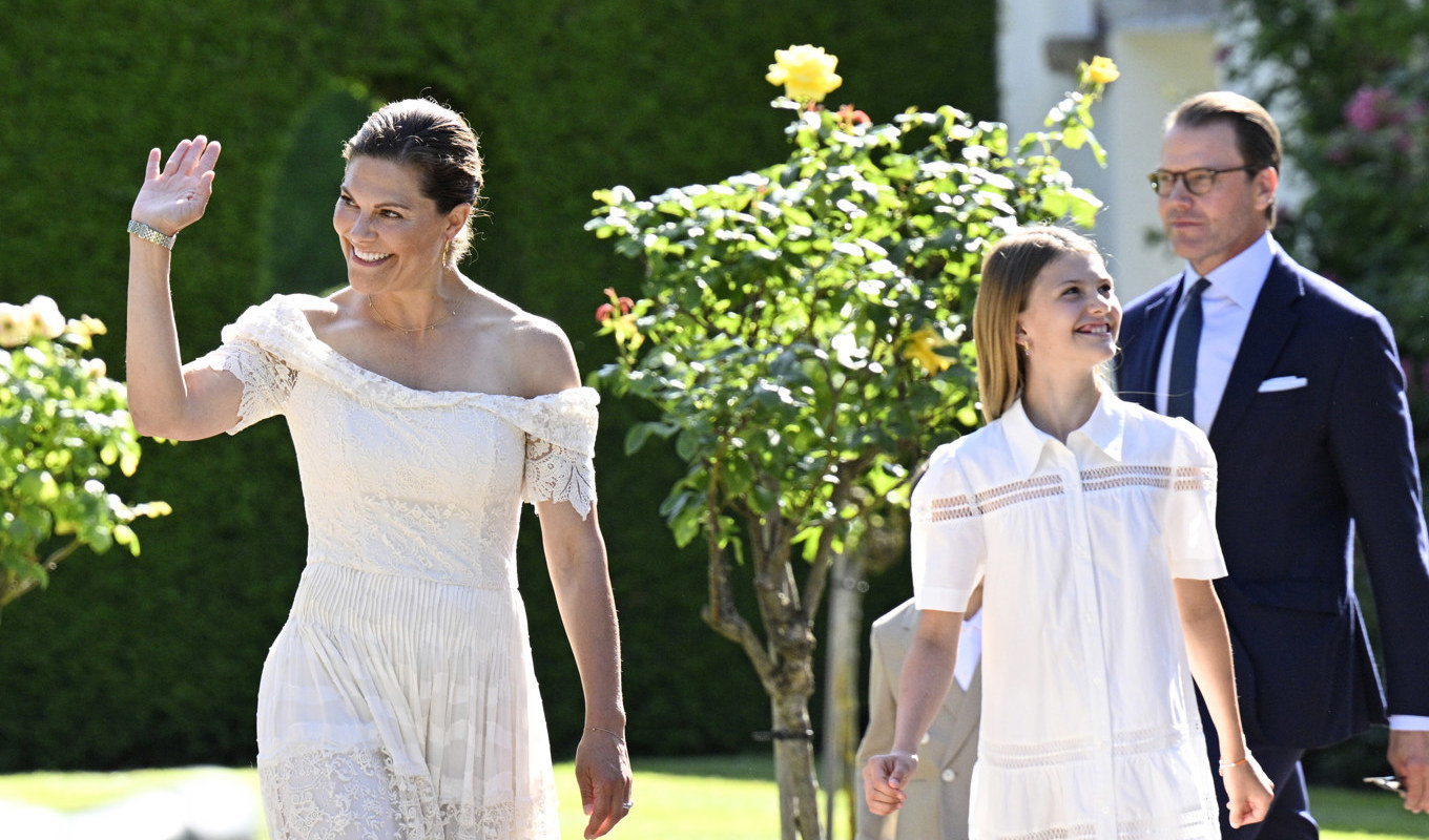 Kronprinsessan Victoria tillsammans med prins Daniel och barnen prinsessan Estelle och prins Oscar på Sollidens slott. Foto: Mikael Fritzon/TT