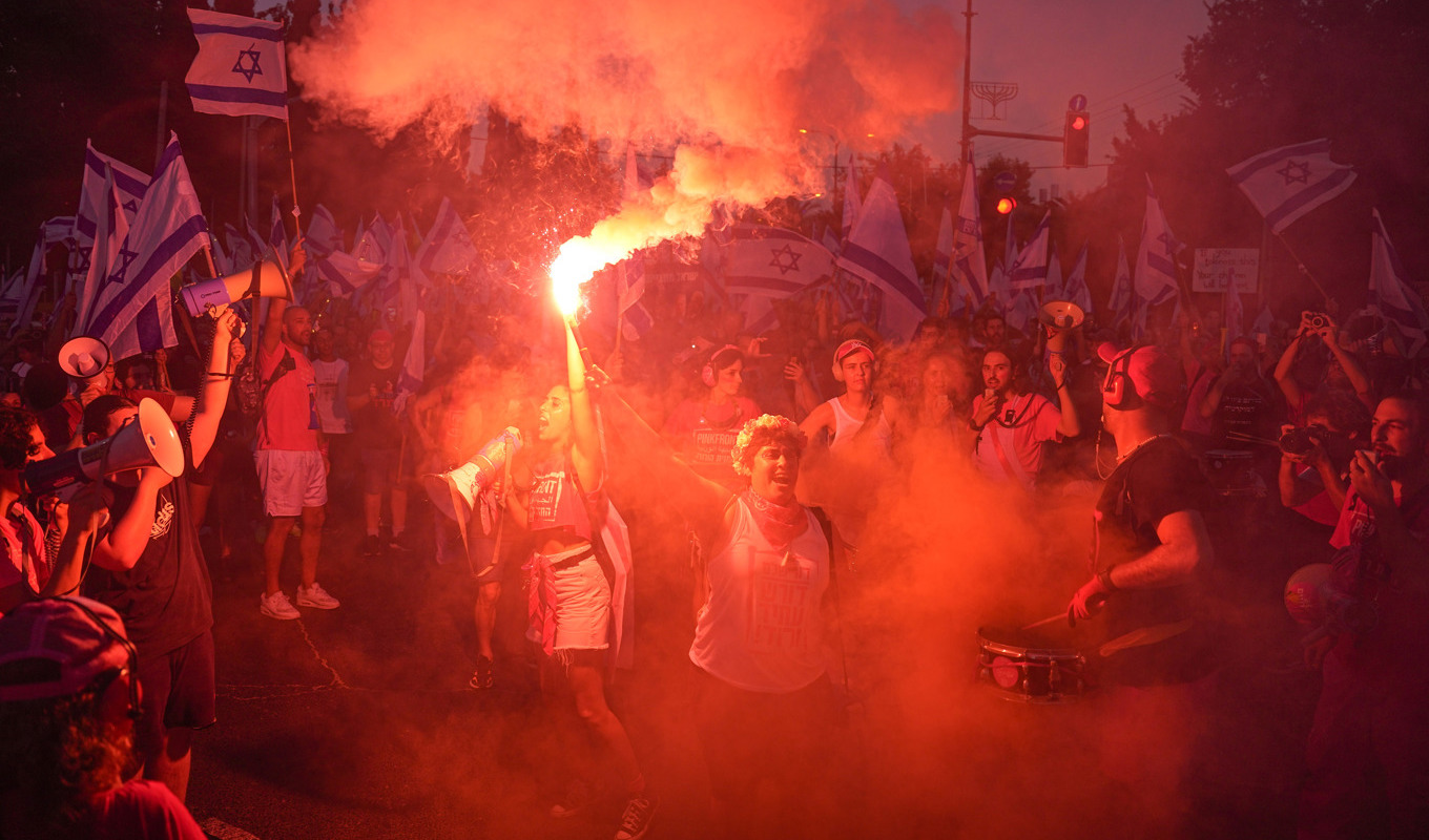 För 28:e veckan i rad samlades människor i Tel Aviv för att protestera mot regeringens planer att omdana rättssystemet. Foto: Ariel Schalit/AP/TT