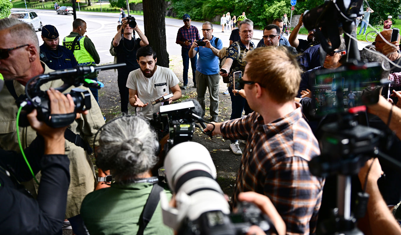 Den person som har fått tillstånd av polisen till en allmän sammankomst för att bränna en tora och en bibel utanför Israels ambassad på lördagen valde att inte bränna böckerna utan att hålla en manifestation. Foto: Magnus Lejhall/TT