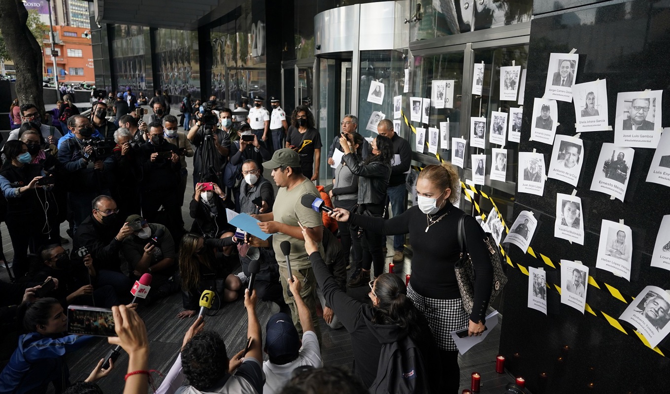 Under 2022 dödades 13 journalister i Mexiko enligt landets regering. I augusti samlades journalistkollegor utanför åklagarmyndigheten i Mexico City för att protestera mot våldet mot journalister. Foto: Eduardo Verdugo/AP/TT. Arkivbild.