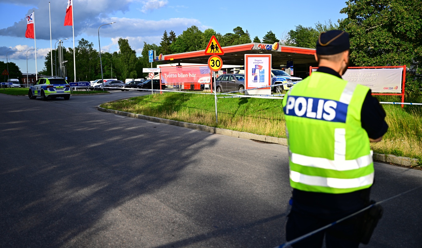 Polisen spärrade av vid en bensinmack sedan två män skadats vid en skottlossning. Foto: Magnus Lejhall/TT