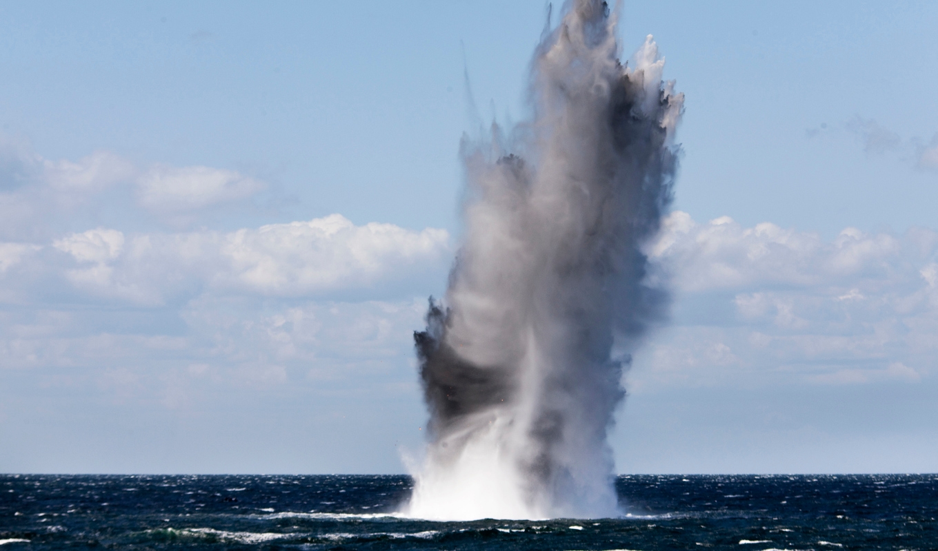 Röjdykare från HMS Sturkö spränger en tysk mina från andra världskriget. Arkivbild. Foto: Drago Prvulovic/TT