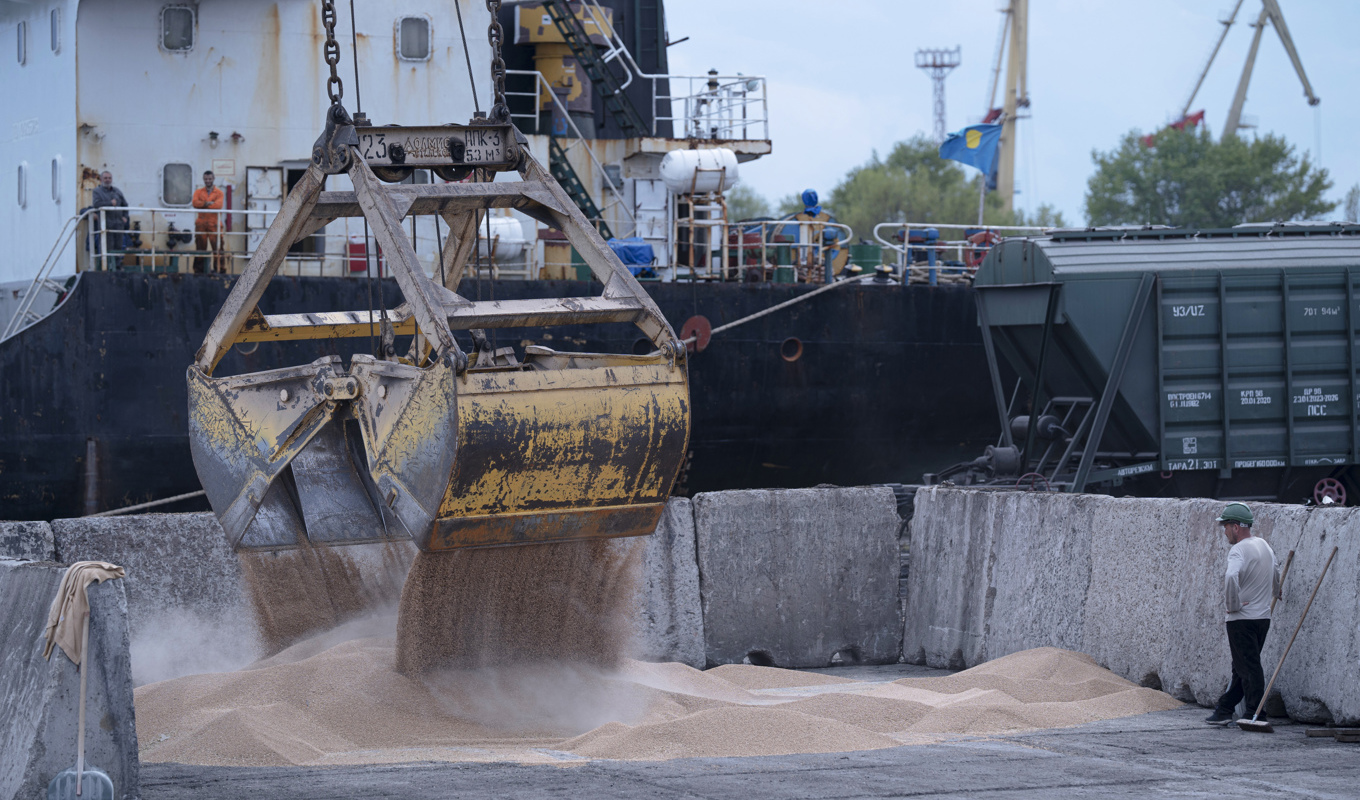 Spannmål som ska transporteras från Ukraina lastas i hamnen i Izmail. Bilden är från april i år. Arkivbild. Foto: Andrew Kravchenko/AP/TT