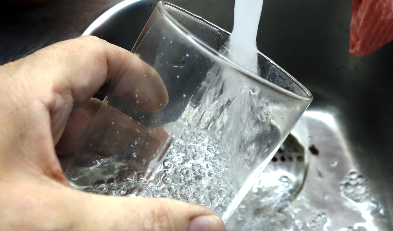 Många kommuner för nu en kamp mot PFAS i dricksvattnet. För hög PFAS-halt kan enligt forskning på lång sikt påverka bland annat immunsystemet och levern, och ge ökad kolesterolhalt i blodet. En ökad risk för njurcancer och testikelcancer har också observerats. Arkivbild. Foto: Hasse Holmberg / TT