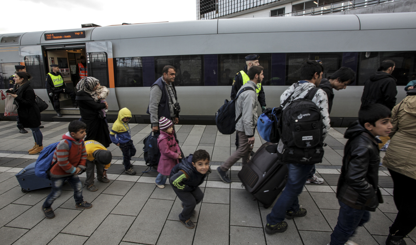 Asylsökande vid tågstationen Hyllie vid Öresundsbron under flyktingkrisen hösten 2015. Arkivbild. Foto: Stig-Åke Jönsson/TT