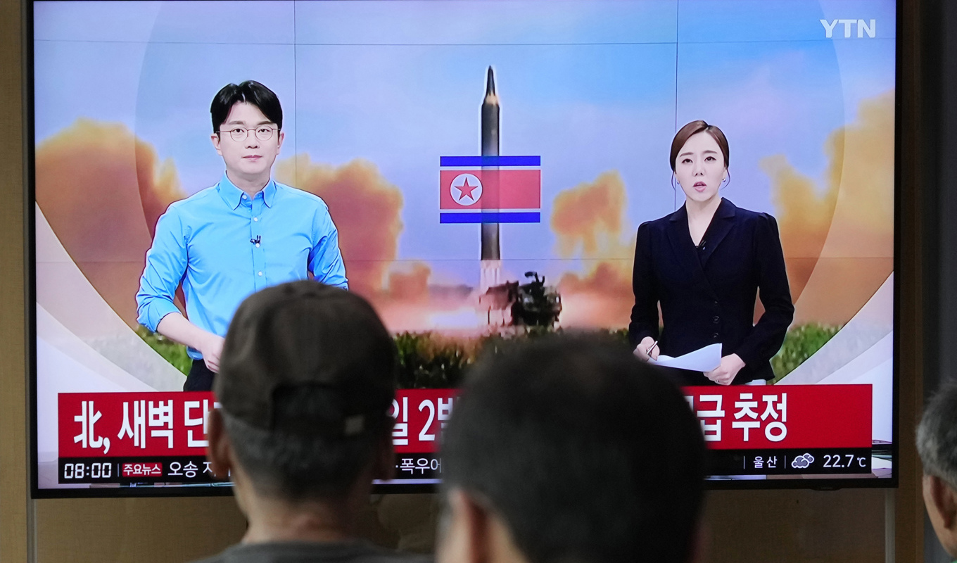 Människor i Sydkorea tittar på ett nyhetsinslag om de två robotavfyrningarna från Nordkorea. Foto: Ahn Young-joon/AP/TT