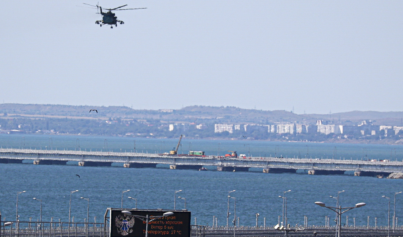 Den ryskbyggda Kertjbron, som förbinder Ryssland med den ockuperade Krimhalvön, utsattes under måndagen för en attack. Arkivbild. Foto: AP/TT
