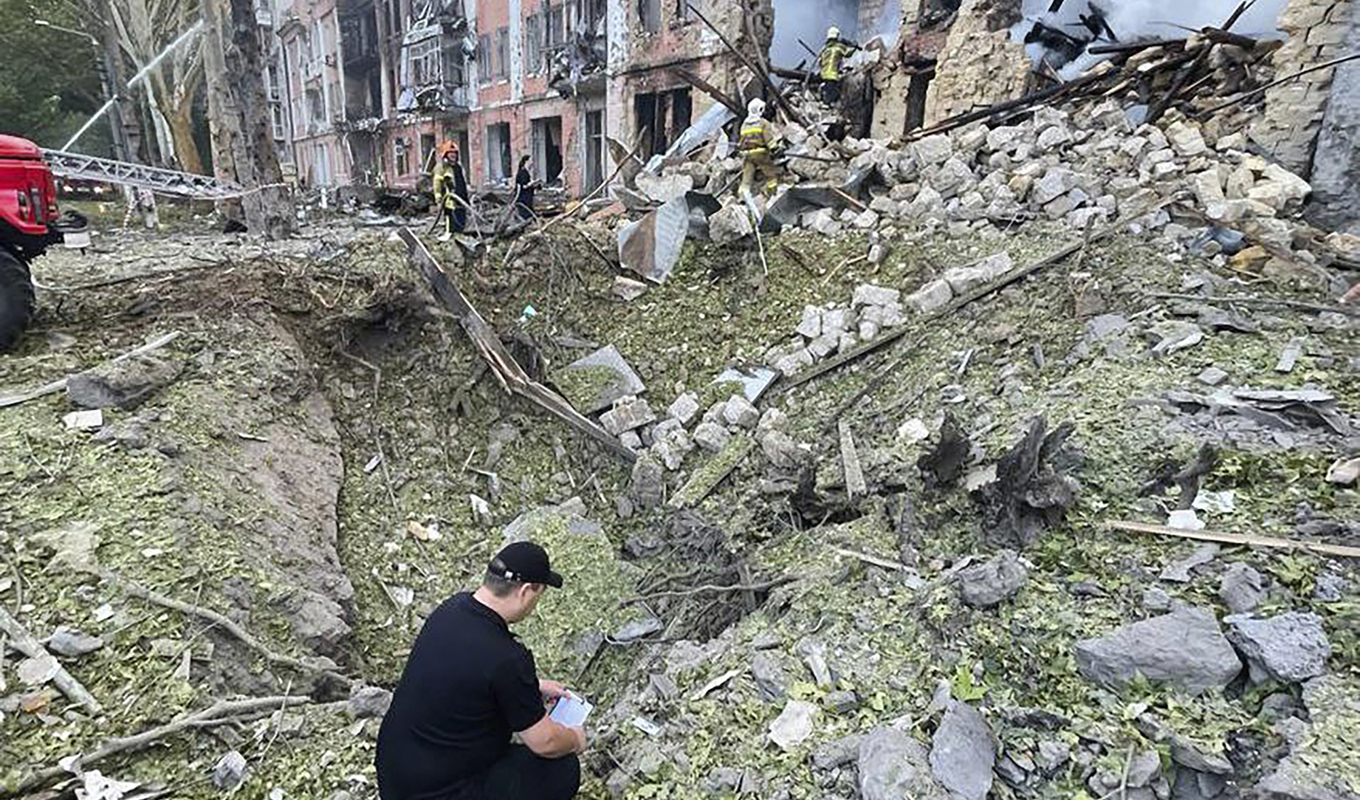 Räddningspersonal vid ett förstört hus i Mykolajiv. Foto: Ukrainas polismyndighet/AP/TT