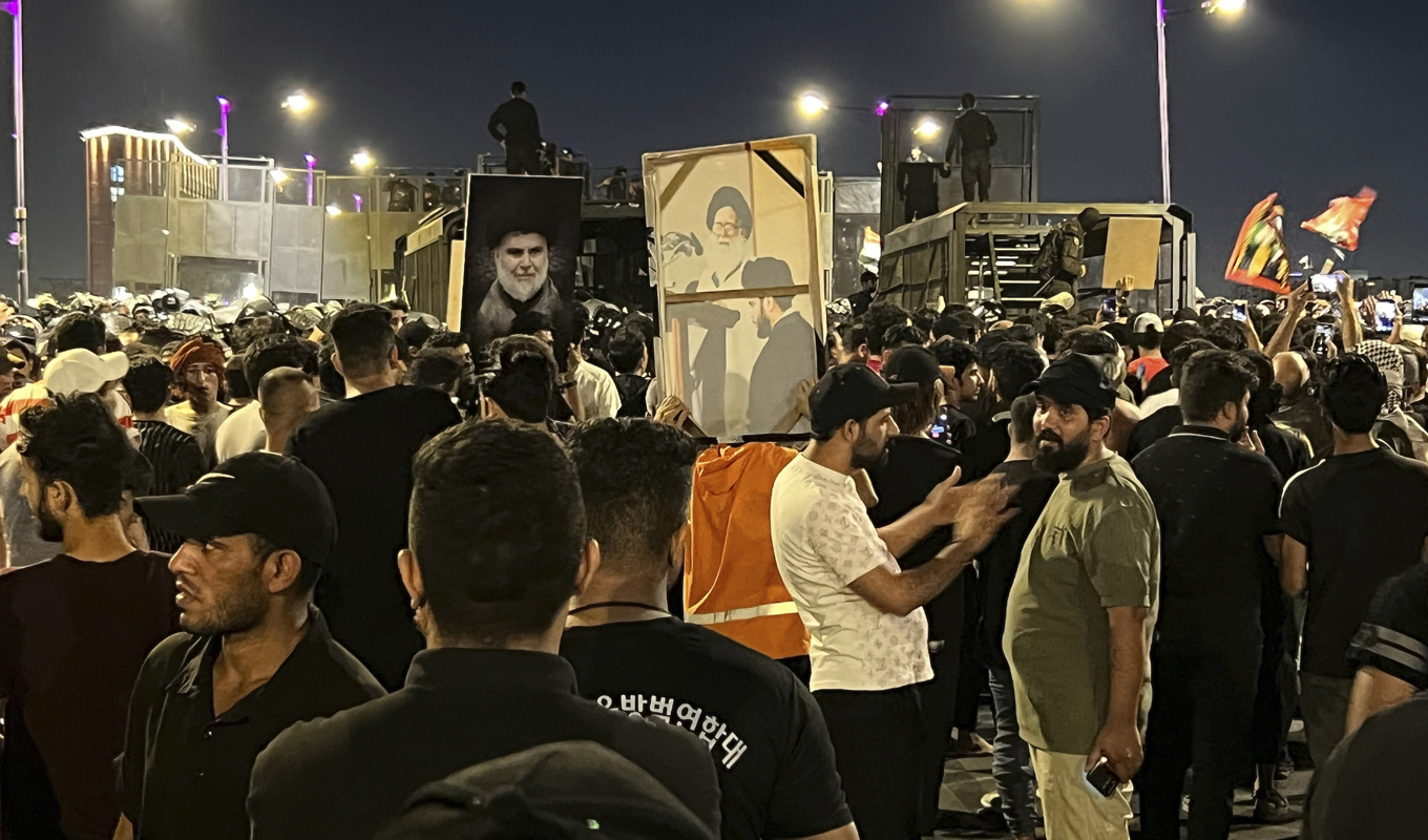 Demonstranter samlade på Tahrirtorget i Bagdad tidigt på lördagen. Foto: Ali Jabar/AP/TT