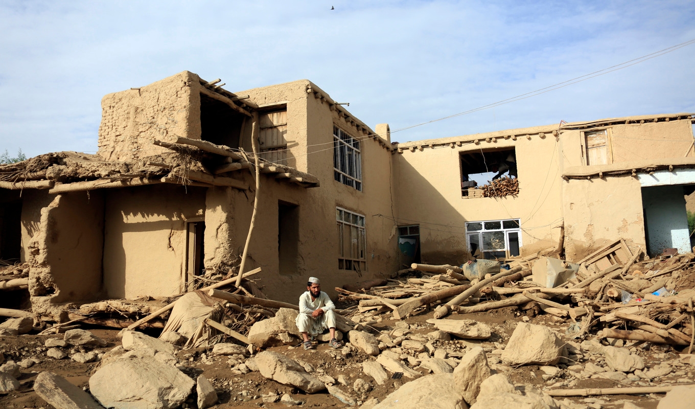 En man utanför sin förstörda bostad i provinsen Maidan Wardak i Afghanistan efter att monsunregn drabbat området. Foto: AP/TT