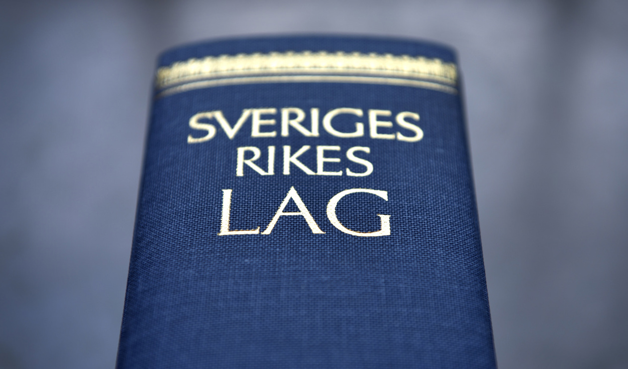 I lägenheten förvarades bland annat narkotika, ett pansarskott samt en termosbomb. Foto: Anders Wiklund/TT