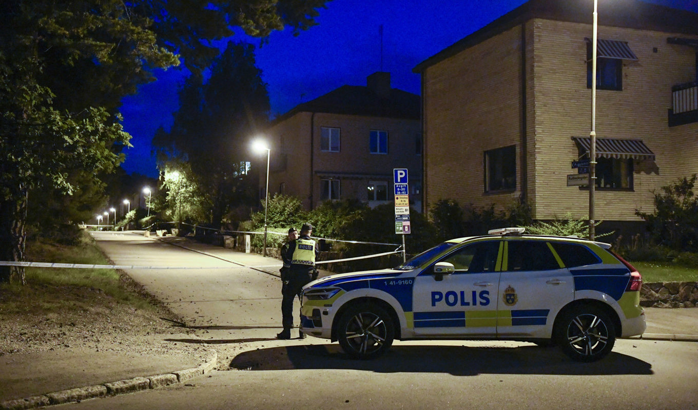 En pojke under 18 år vårdas med livshotande skador efter en skjutning i stadsdelen Nyfors i Eskilstuna. Foto: Oscar Olsson/TT
