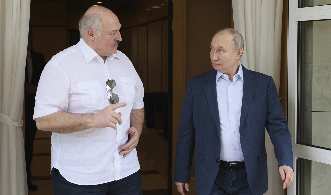 En gammal bild på Belarus ledare Aleksandr Lukasjenko och Rysslands president Vladimir Putin. Arkivbild. Foto: Gavriil Grigorov/AP/TT