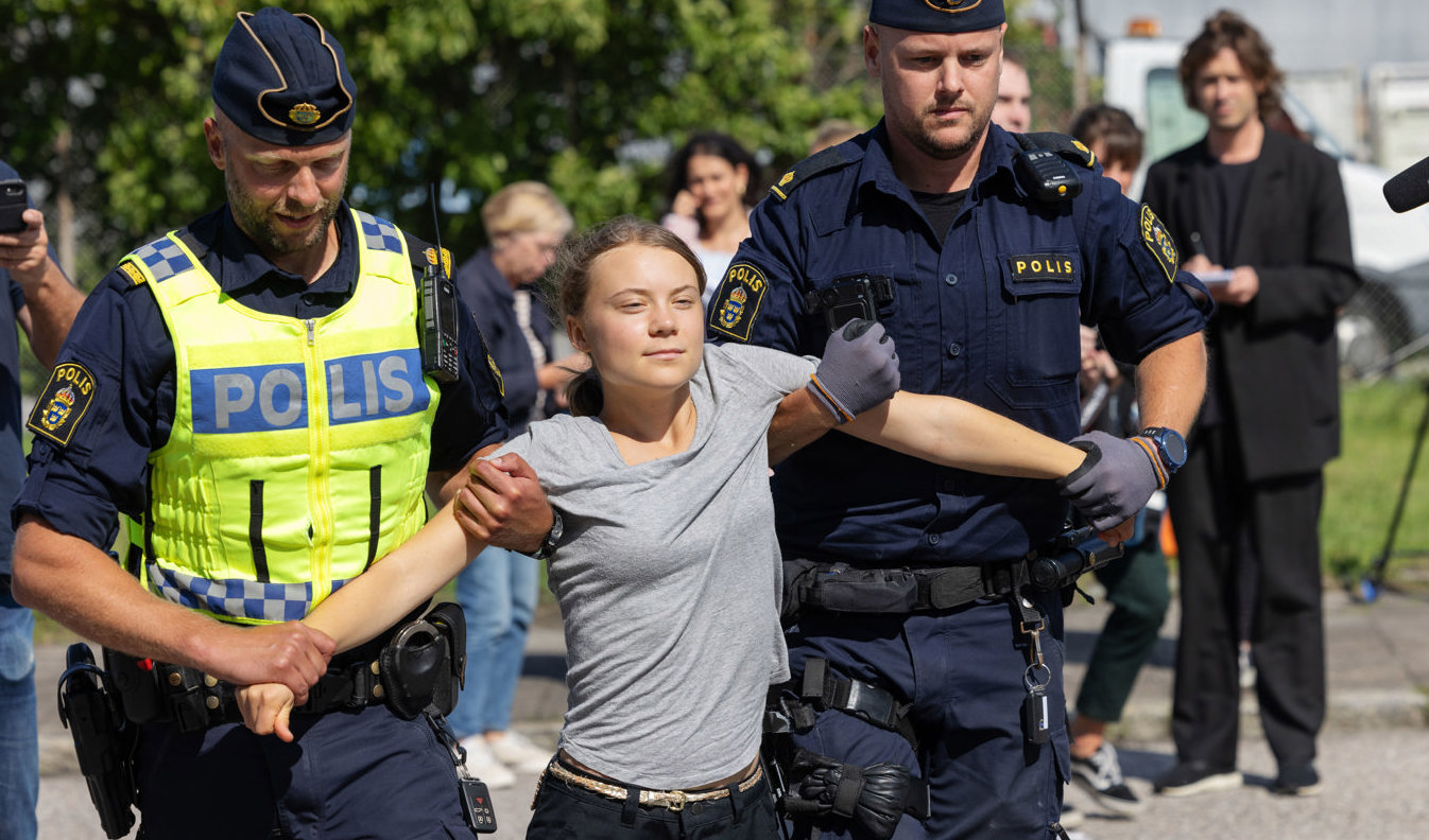 Klimataktivisten Greta Thunberg lyfts bort av polis när hon på måndagen deltar i en ny klimataktion i Oljehamnen i Malmö. Foto: Andreas Hillergren/TT