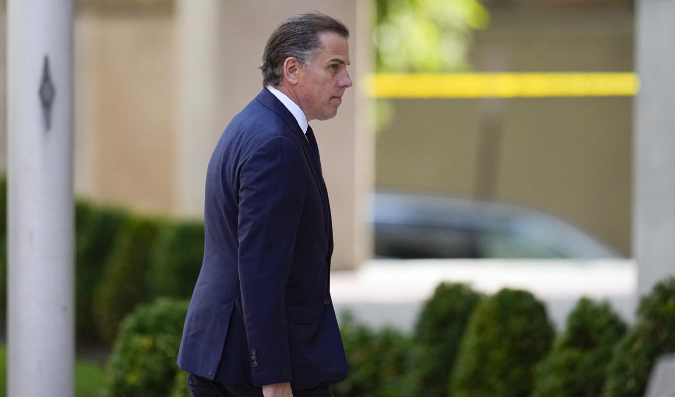 USA:s president Joe Bidens son Hunter Biden har anlänt till domstolen. Foto: Julio Cortez/AP/TT
