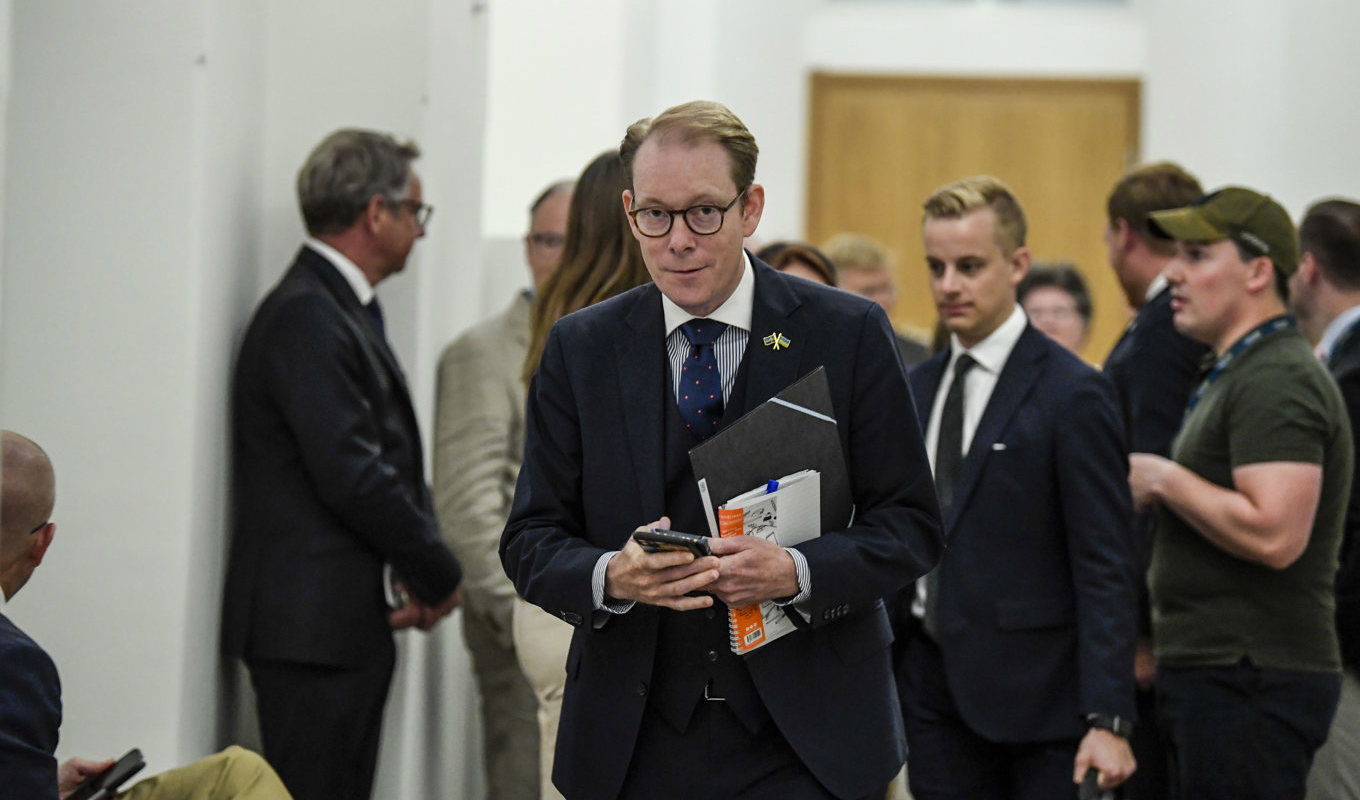 Utrikesminister Tobias Billström (M) på väg in till mötet med riksdagens utrikesutskott. Foto: Oscar Olsson/TT