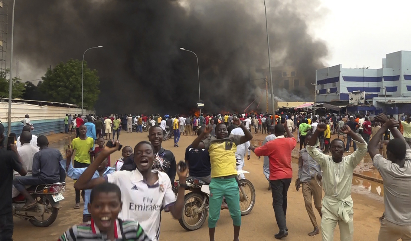 Anhängare till soldater som vill avsätta presidenten demonstrerade i Nigers huvudstad Niamey på torsdagen. Foto: Fatahoulaye Hassane Midou/AP/TT
