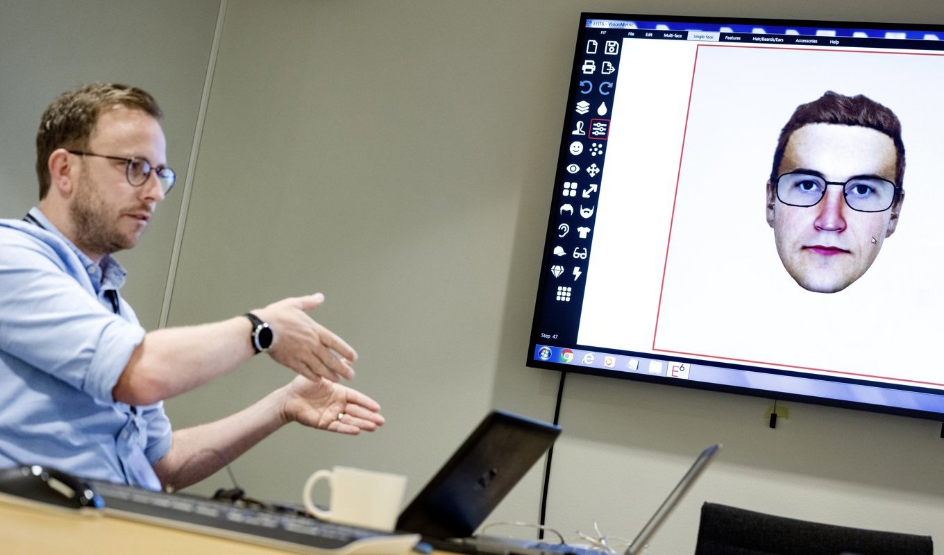 Andreas Tillmar, docent i forensisk genetik samt teknisk molekylärbiolog vid Rättsmedicinalverket i Linköping. På skärmen syns den bild som tagits fram genom analys av hans dna. Foto: Pontus Lundahl/TT