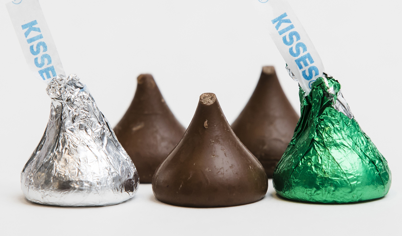 Amerikanska Hershey är ett av flera företag som nu kan drabbas av stigande priser på kakaobönor. Foto: Matt Rourke/AP/TT