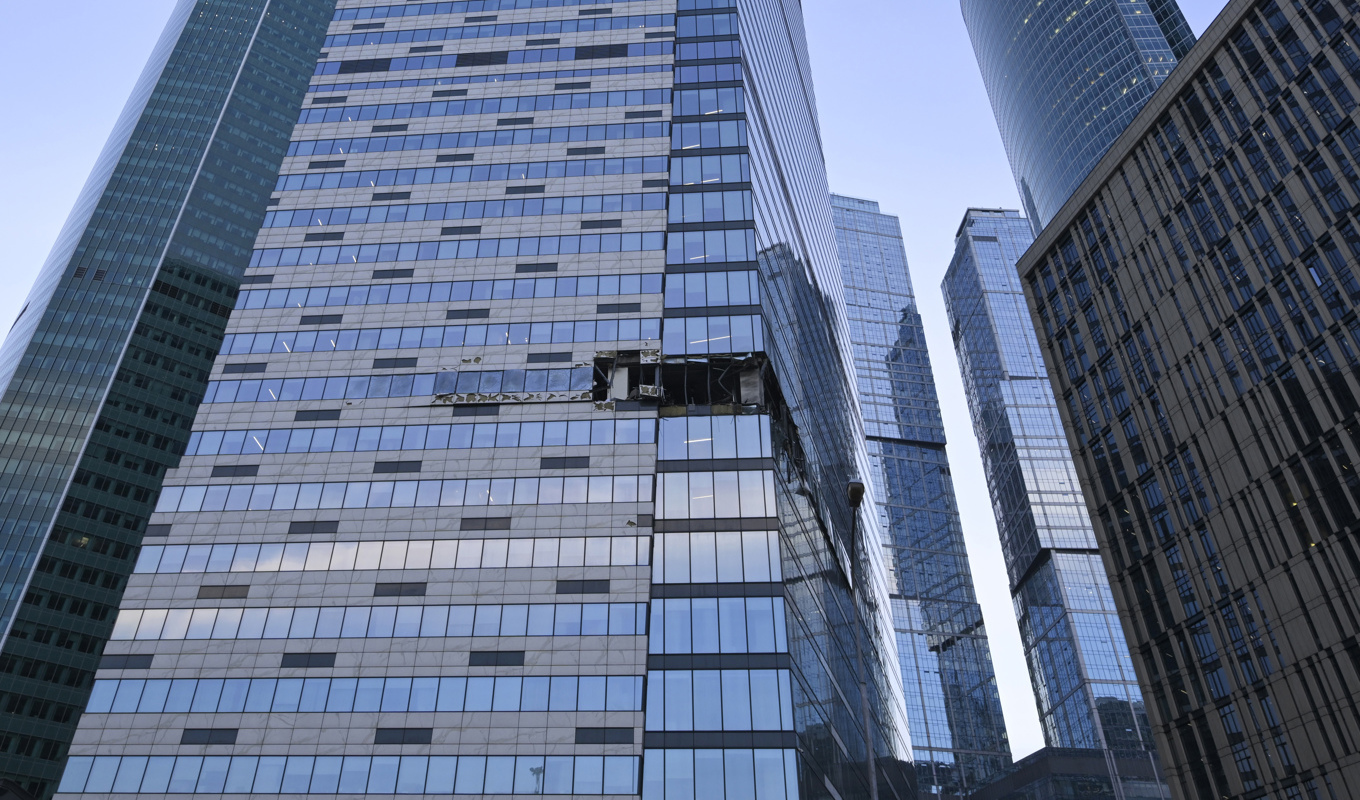 Den skadade skyskrapan i Moskva där även departement uppges ha funnits. Foto: AP/TT