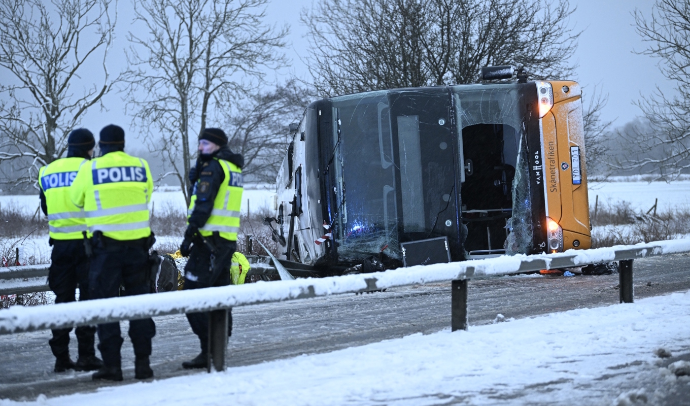 Fyra passagerare skadades allvarligt när en dubbeldäckare körde av E22 i Skåne den 3 februari. Nu åtalas busschauffören. Foto: Johan Nilsson/TT