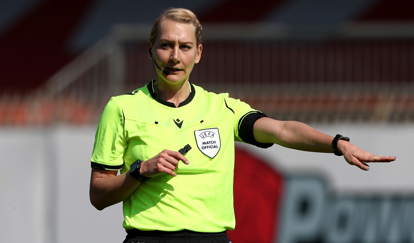 Tess Olofsson hoppas att få döma VM-slutspelet men risken finns att hon får åka hem efter grundseriematcherna. Foto: Marco Luzzani/Getty Images