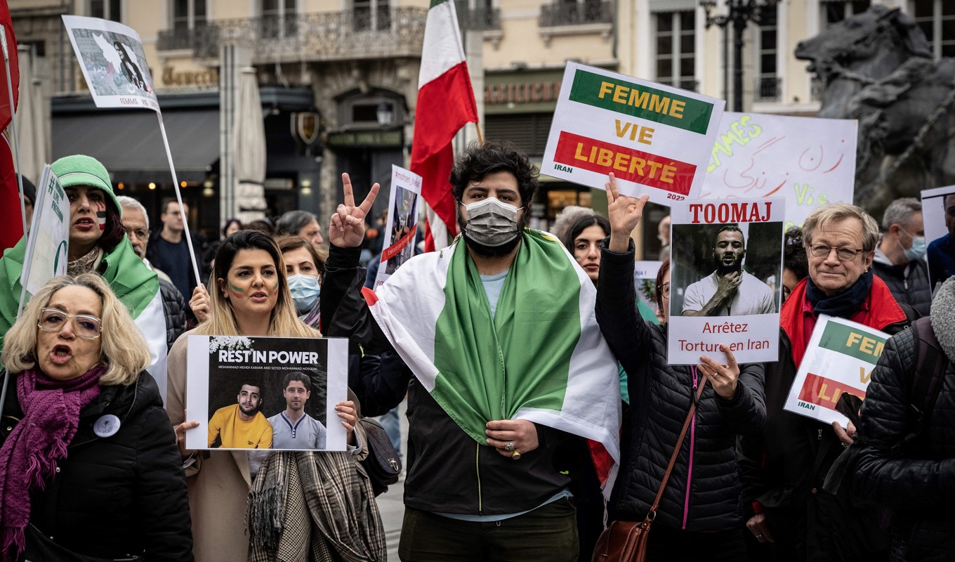 Toomaj Salehi ses på ett plakat. Foto: Jean-Philippe Ksiazek/AFP via Getty Images