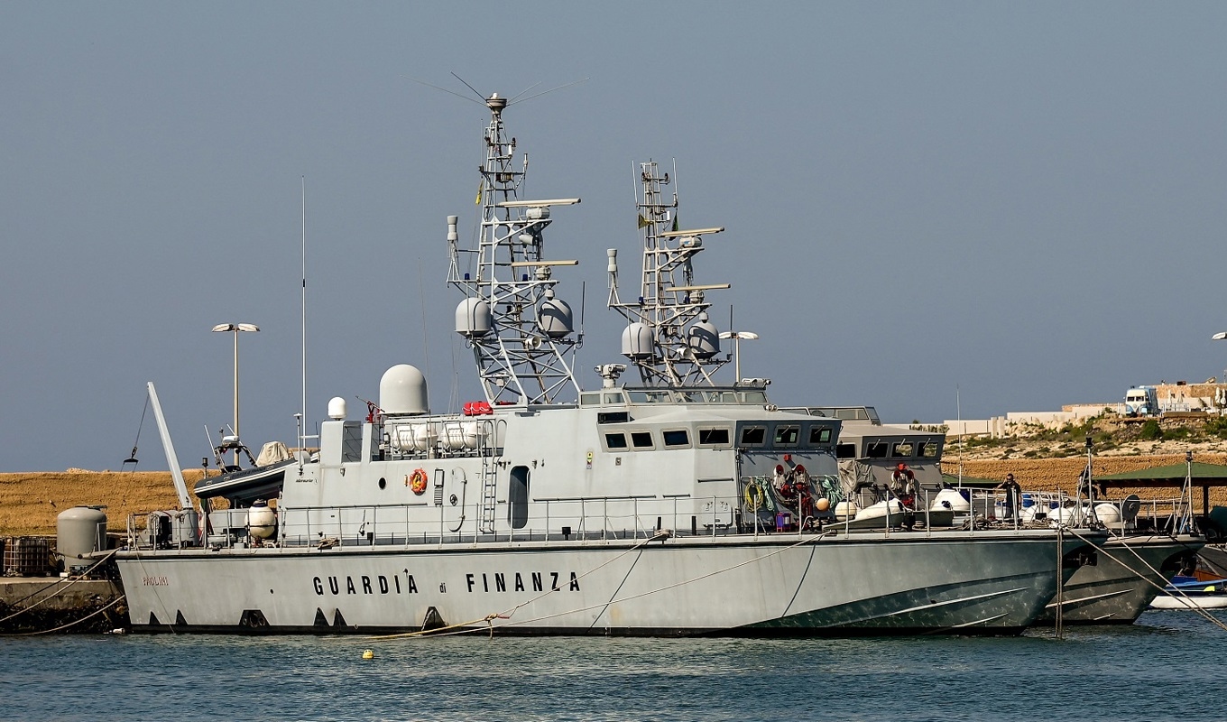 På bilden ses den italienska finanspolisens fartyg vid hamnen i Lampedusa mellan Sicilien och Nordafrika den 7 juni 2023. Foto: Vincenzo Pinto/AFP via Getty Images