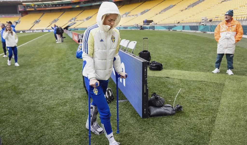 Hanna Lundkvist fick lämna VM på kryckor. En fotledsskada under genrepet mot Filippinerna förra måndagen satte stopp för 21-åringens deltagande. Foto: Christine Olsson/TT