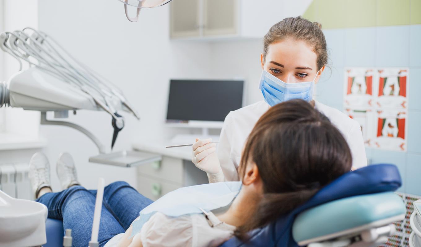 Kostnaden för fusk inom tandvården via Försäkringskassan uppskattas till mellan 150 och 170 miljoner kronor årligen. Foto: Olivier Douliery/AFP via Getty Images