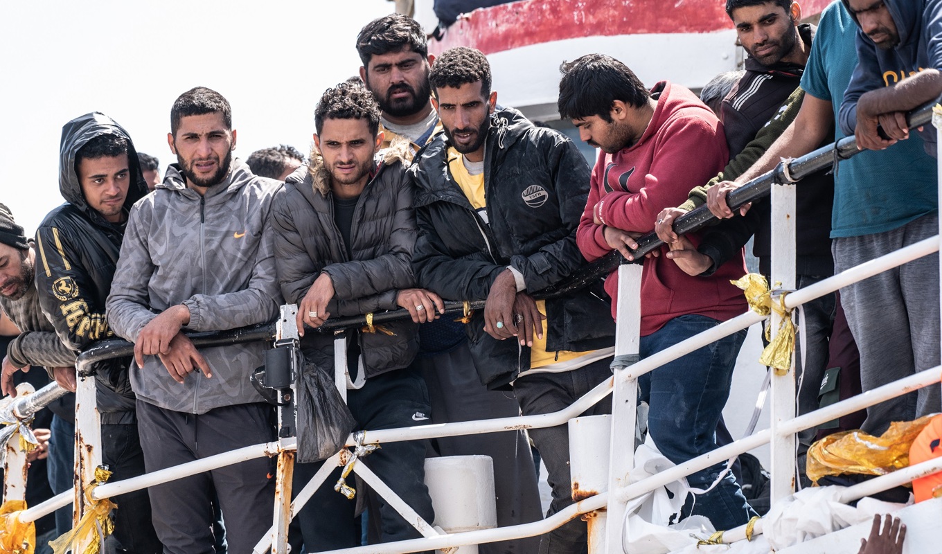En grupp bestående av 600 migranter ombord på en båt den 12 april 2023 i Catania i Italien. Foto: Fabrizio Villa/Getty Images