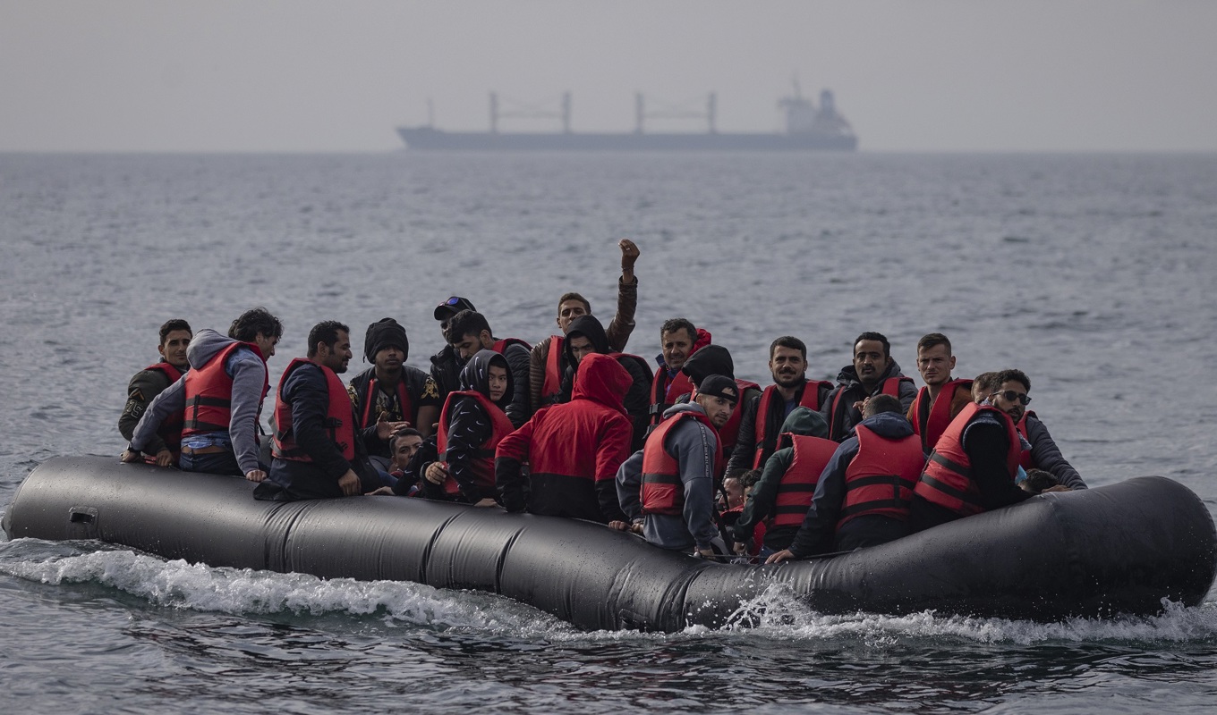 Den brittiska regeringen vill stoppa migranter som illegalt tar sig över Engelska kanalen med små båtar. Foto: Dan Kitwood/Getty Images