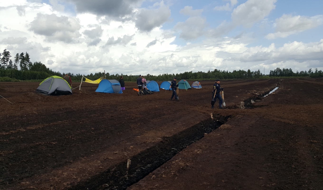 Alla klimataktivister som varit häktade efter protester mot torvbrytning har nu släppts. Foto: Återställ våtmarker