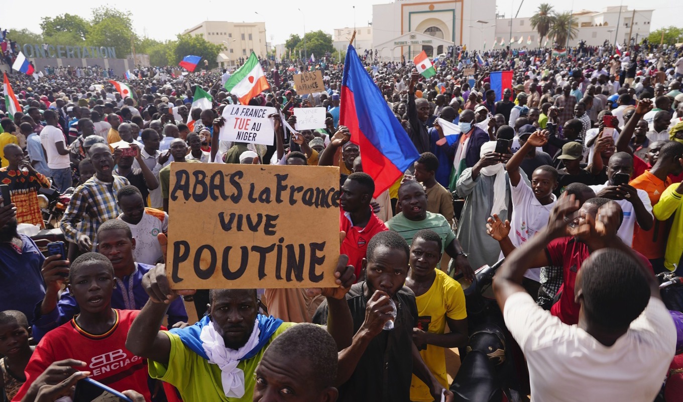 Bild från de stora demonstrationer som under helgen bröt ut utanför Frankrikes ambassad i Nigers huvudstad Niamey. Foto: Sam Mednick/AP/TT
