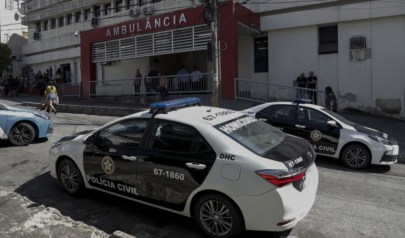 Polisbilar står parkerade utanför Getulio Vargas-sjukhuset i Rio de Janeiro där skadade vårdas efter en våldsam polisräd. Foto: Bruna Prado/AP/TT