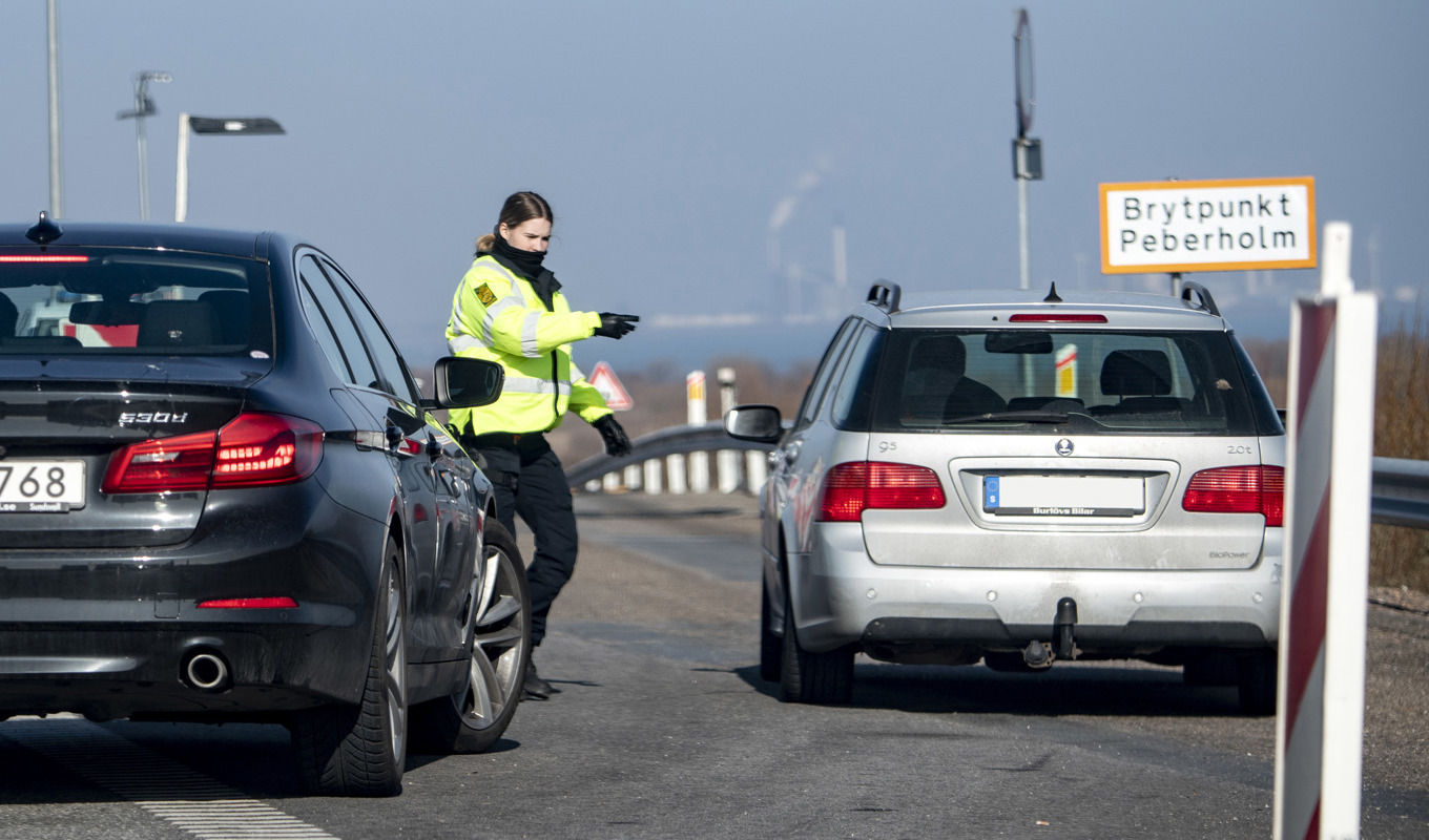 Dansk polis kontrollerar svenska bilar på Pepparholm mellan Öresundsbron och tunneldelen av Öresundsbroförbindelsen i mars 2021. Arkivbild. Foto: Johan Nilsson/TT