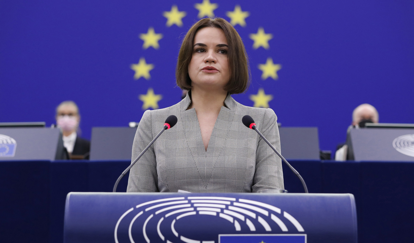 Belarusiska oppositionsledaren Svetlana Tichanovskaja under ett tal i Europaparlamentet. Nu inför EU nya sanktioner mot landet. Arkivbild. Foto: Julien Warnand/AP