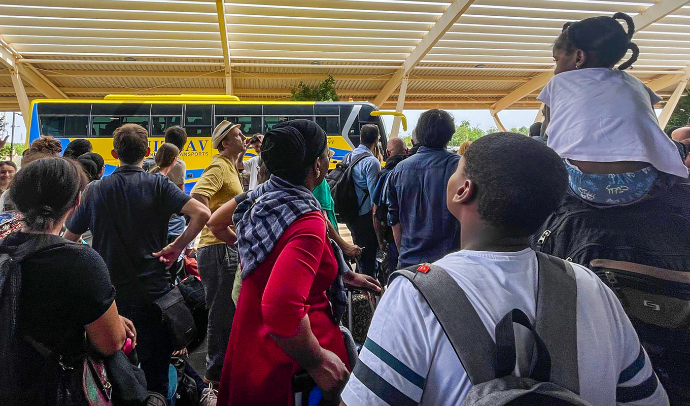 USA kallar hem delar av ambassadpersonalen i Niger. Även andra länder har evakuerat sina medborgare från landet. På bilden syns franska medborgare som inväntar evakuering från Niger tidigare i veckan. Foto: Sam Mednick/AP/TT