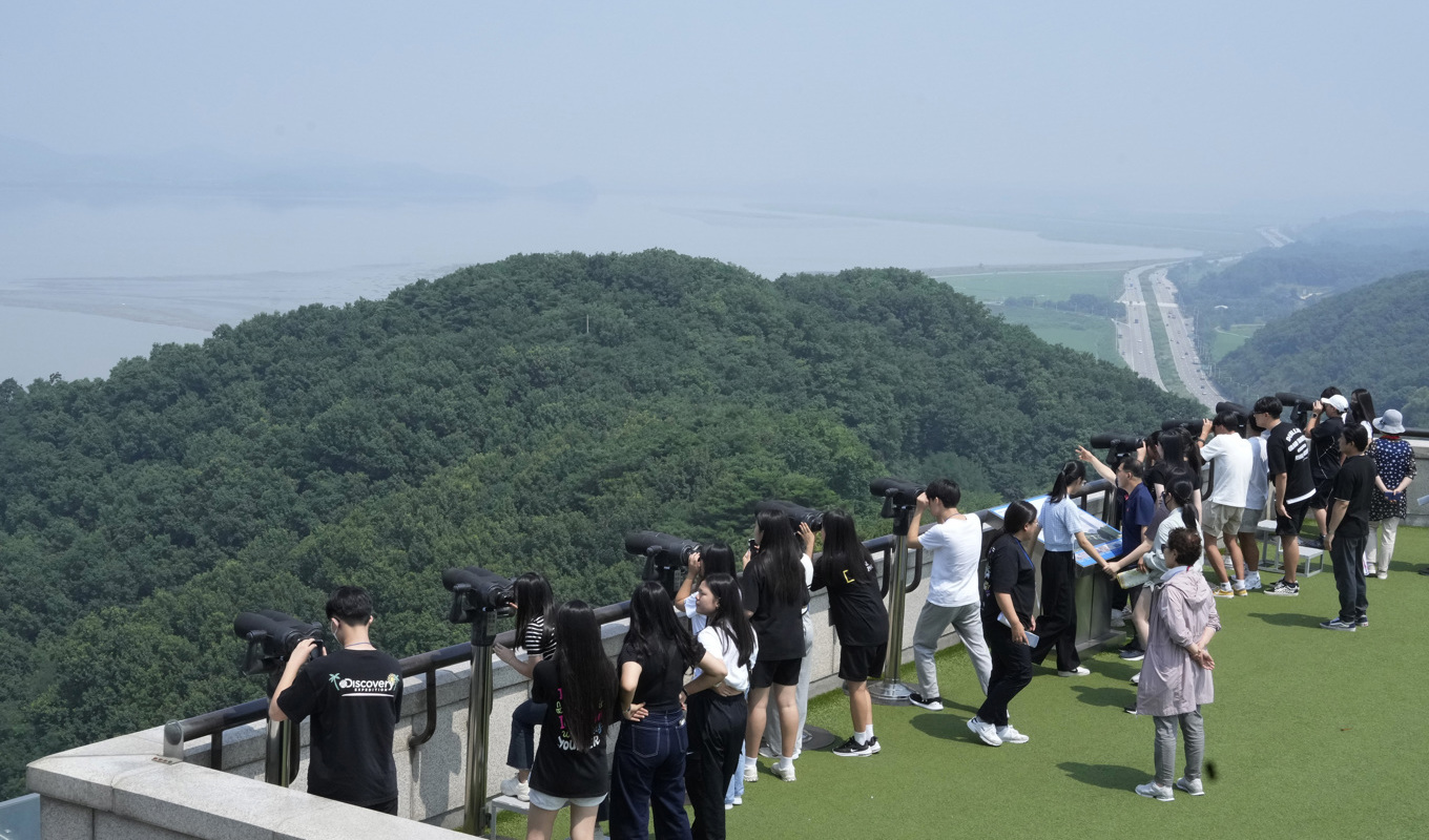 En grupp turister på den sydkoreanska sidan av gränsen betraktar Nordkorea. Arkivbild. Foto: Ahn Young-joon/AP/TT