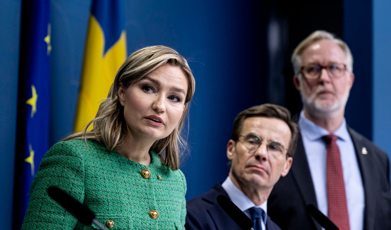 Energi- och näringsminister Ebba Busch (KD), statsminister Ulf Kristersson (M) samt arbetsmarknads- och integrationsminister Johan Pehrson (L) leder regeringspartierna. SD är stödparti. Foto: Christine Olsson/TT