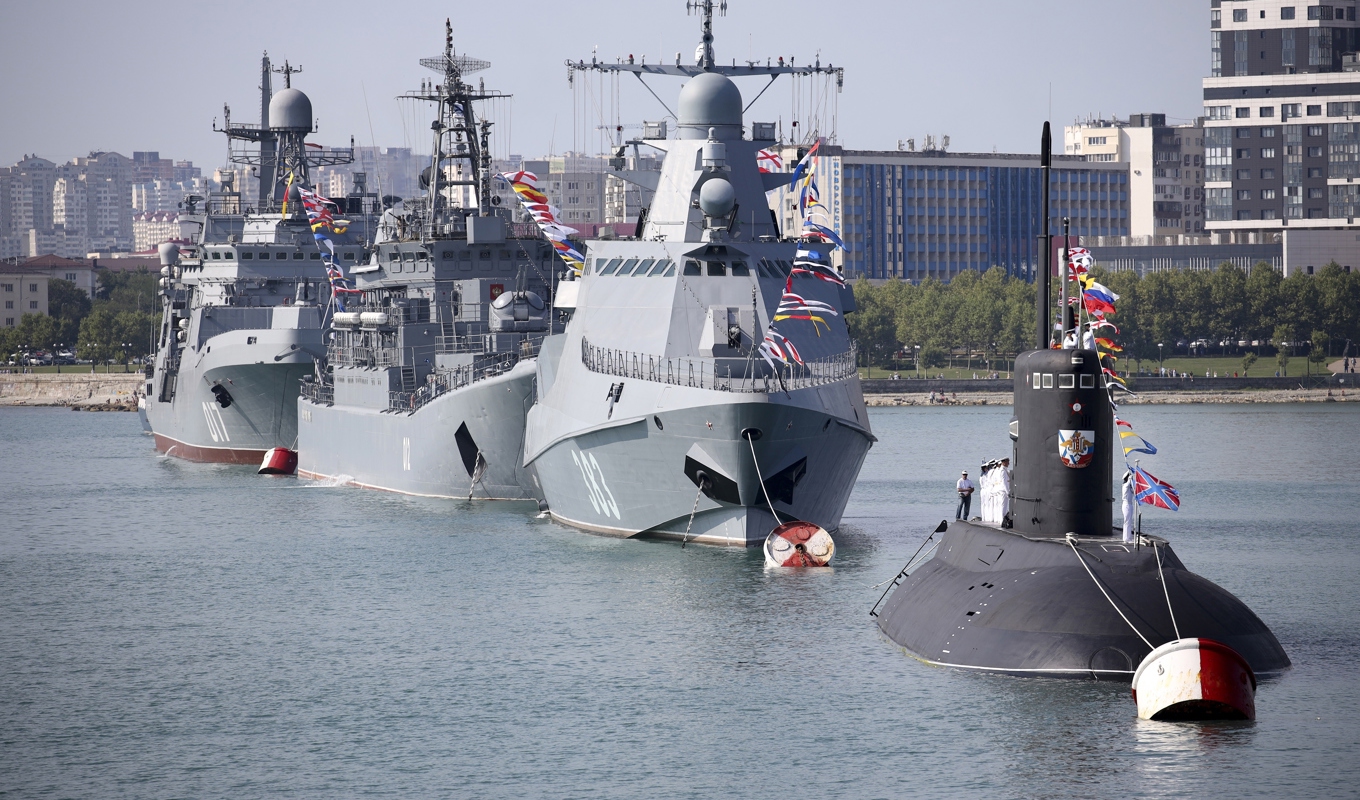 Stridsskepp i hamnen i Novorossijsk i södra Ryssland. Arkivbild. Foto: AP/TT