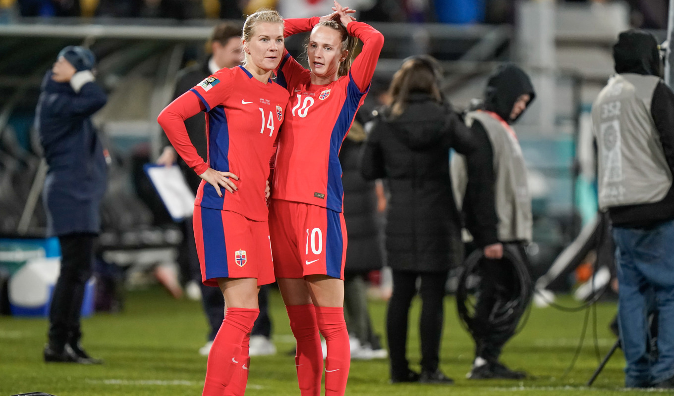 Norska stjärnorna Caroline Graham Hansen och Ada Hegerberg deppar efter 1–3-förlusten mot Japan i VM-åttondelsfinalen. Foto: Lise Åserud/NTB/TT