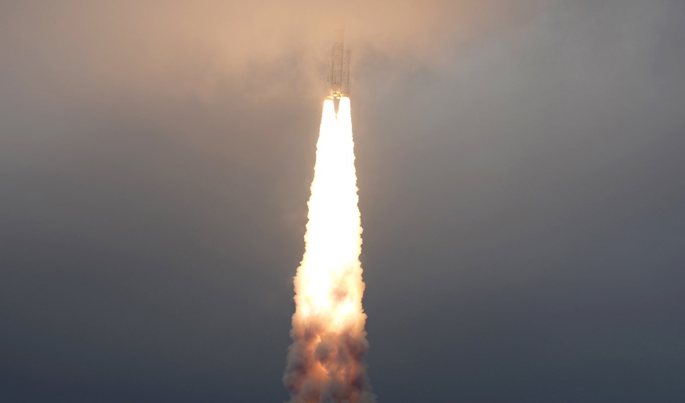 Den indiska rymdfarkosten Chandrayaan-3 sköts upp från rymdcentret Satish Dhawan på ön Sriharikota i östra Indien den 14 juli. Arkivbild. Foto: Aijaz Rahi/AP/TT