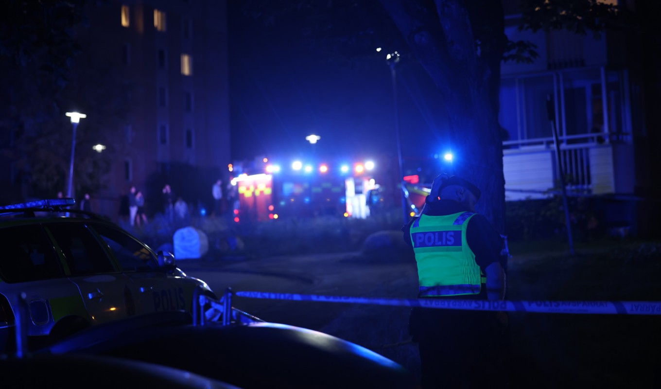 Personal från polisens nationella bombskydd ska undersöka platsen. Foto: Blåljusbilder/TT